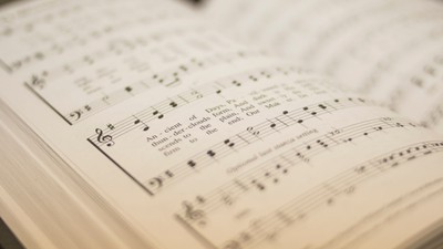 Ein geöffnetes Notenbuch mit Notenschrift