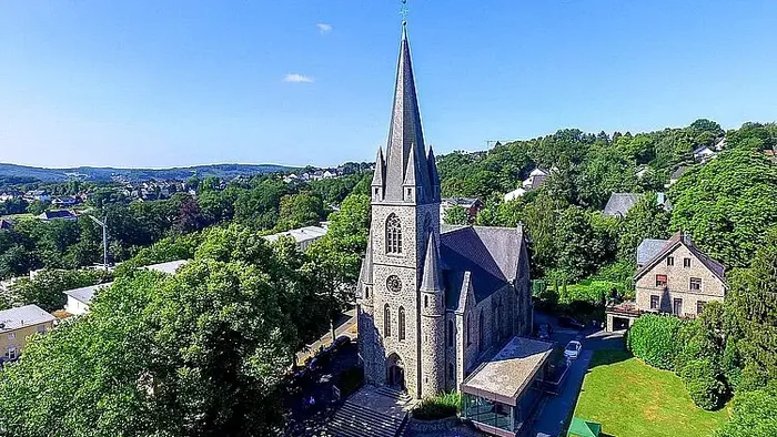 Bild von der Ev. Kirche in Bommern mit Umgebung