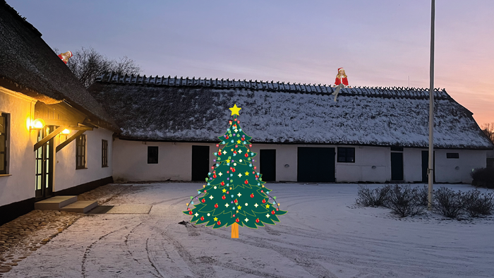 Sneet gårdhave med pyntet juletræ og hvid bygning