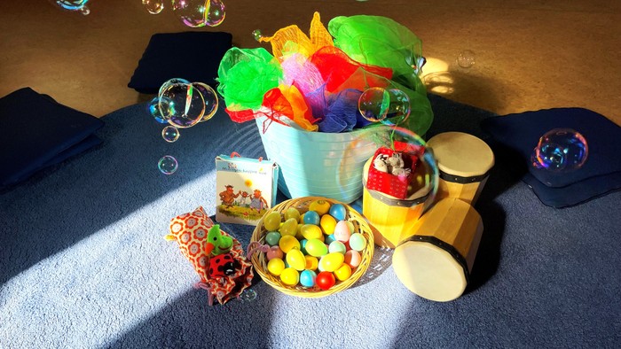 Bolle, chokolade og legetøj på bord.