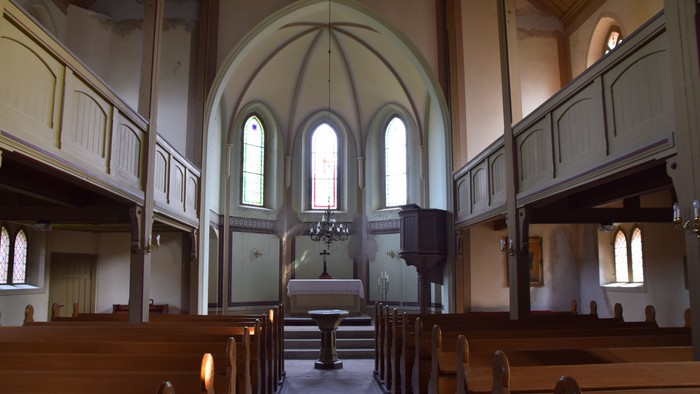 Innenansicht der neogotischen Kirche in Oderin