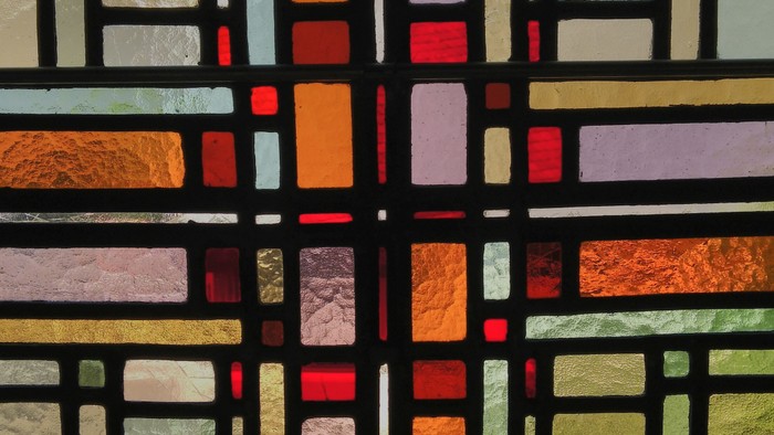 Buntes Glasfenster mit geometrischen Mustern