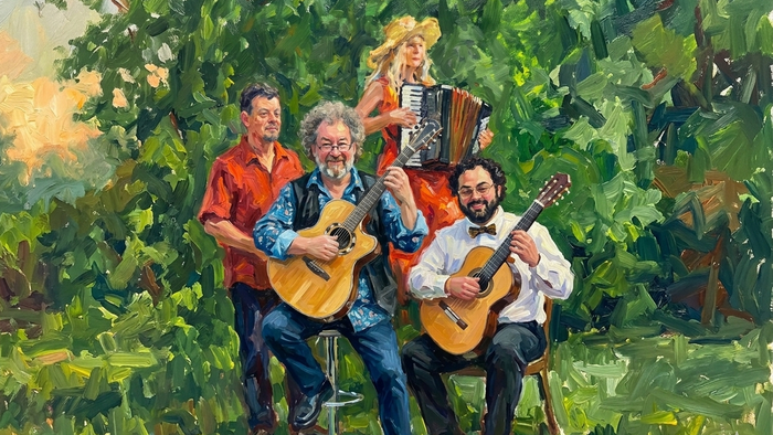 Ein lebhaftes Quartett, das akustische Instrumente inmitten üppiger Grünflächen bei einem warmen Open-Air-Auftritt spielt.
