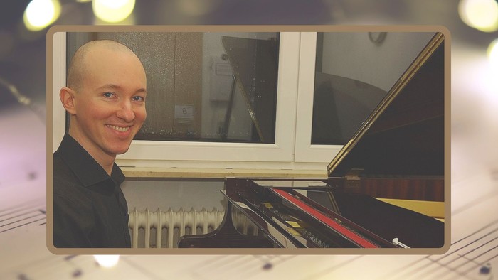 Maximilian Szadziul am Klavier, Noten als Hintergrund