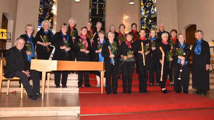 Flötenkreis Frohnau in Kirchenraum posiert für Gruppenfoto