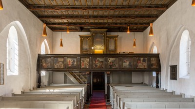Blick von Altarraum der Dorfkirche Alt-Reinickendorf auf die Orgelempore