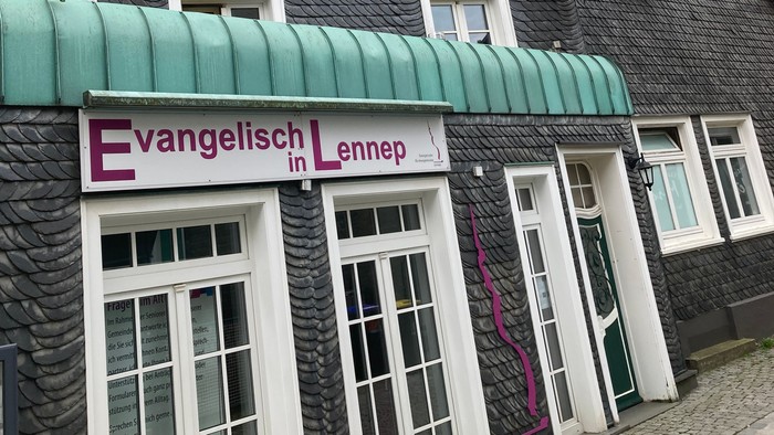 Das Bild zeigt ein Gebäude mit der Aufschrift 