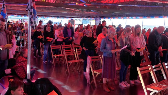 Gottesdienst auf dem Autoscooter am Großmarktsonntag