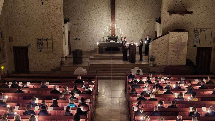 Kirchliche Zeremonie mit vielen Teilnehmern und Kerzen