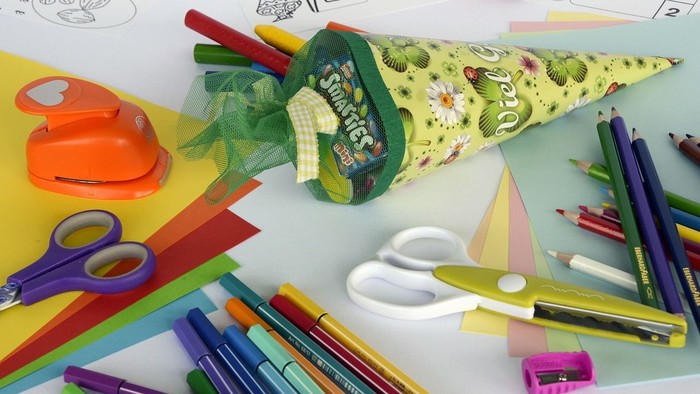 Kleine Schultüte mit Stiften und Schulbedarf