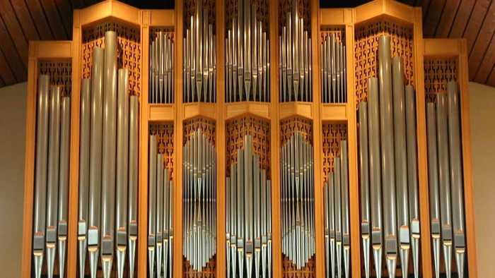Große Kirchenorgel mit vielen Pfeifen in Holzgehäuse