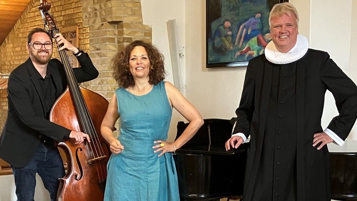 To trio med musikerne med instrumenter og kostumer.