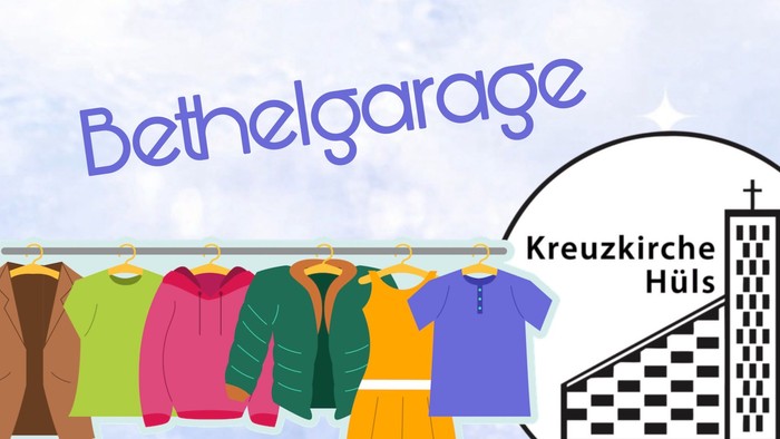 Bunte Kleidungsstücke in der Bethelgarage mit der Silhouette der Kreuzkirche Hüls im Hintergrund.