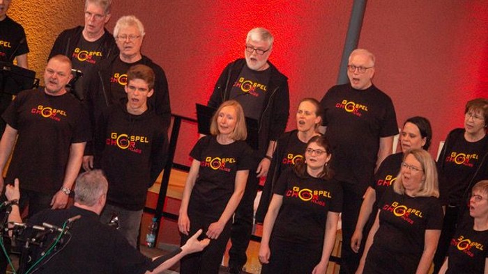 Der Gospelchor singt auf der Bühne