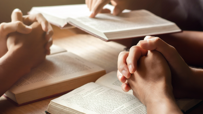 Børn læser bøger på bordet