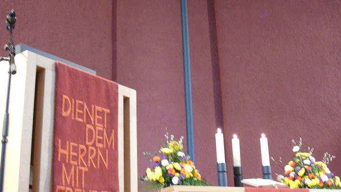 Altar der Stadtkirche Ohligs mit rotem Antependium