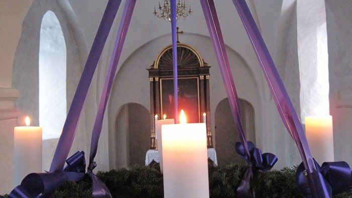 En kirkeindretning med lysende lygter og blå bænder