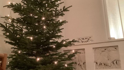 En juletree med lys og pynt i kirke