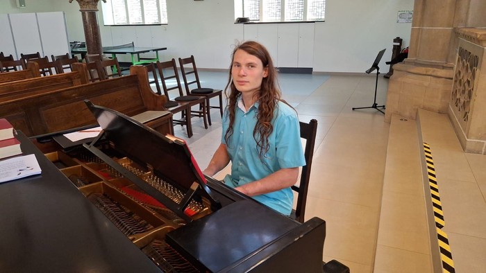 Junges Mädchen spielt Klavier in einem großen Raum