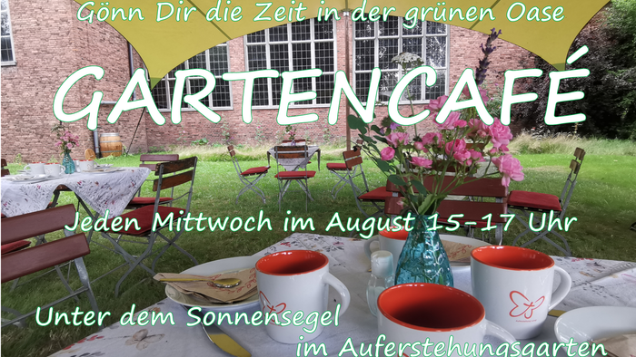 Gedeckte Tische im Gartencafé unter dem Sonnensegel hinter der Auferstehungskirche