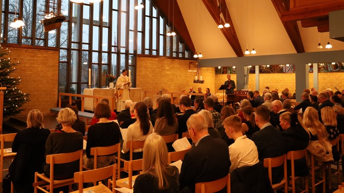 En kirke med mange tilstedeværende ved en festlig stævn.