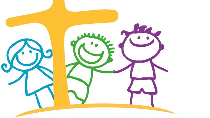 Drei Kinder stehen vor einem Kreuz, darunter steht