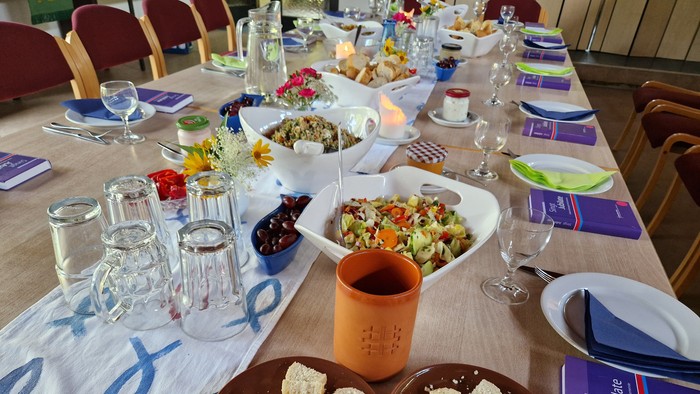 Gedeckte Tafel zum Feierabendmahl