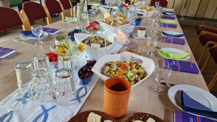 Gedeckte Tafel zum Feierabendmahl