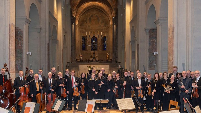 Ein Orchester posiert in einer Kirche