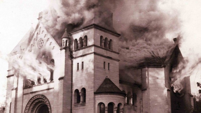 Brennende Synangoge in Baden-Baden in der Reichskristallnacht, 1938