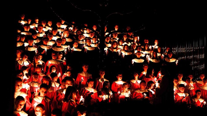 Ein großer Chor singt auf einer Bühne