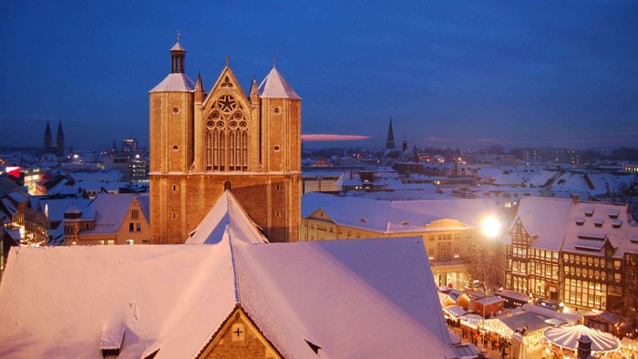 Schneebedeckter Braunschweiger Dom mit Weihnachtsmarkt