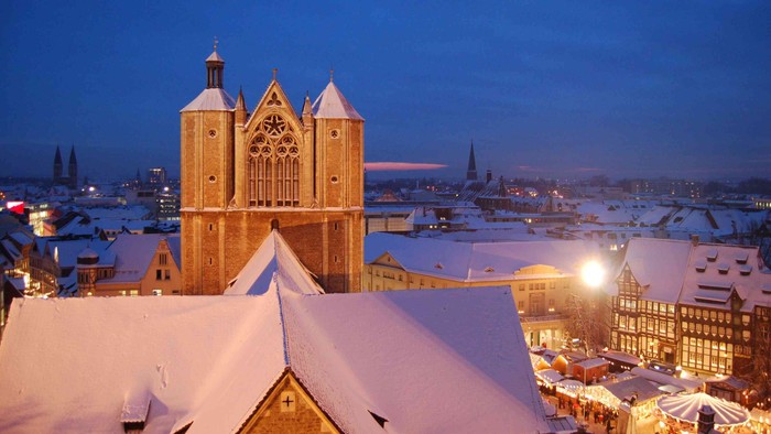 Schneebedeckter Braunschweiger Dom mit Weihnachtsmarkt