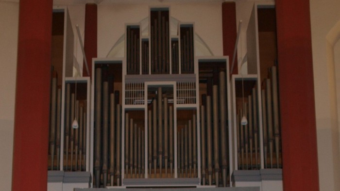 Altar in Kirche mit Kruzifix und Blumen