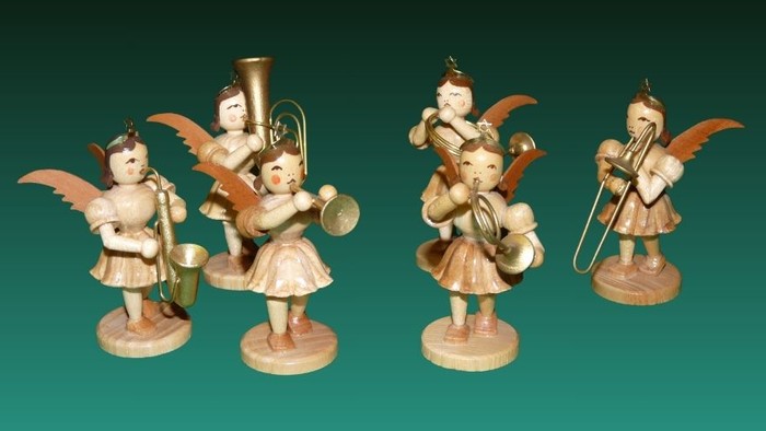 Musizierende Holzengel-Figuren mit Blechblasinstrumenten