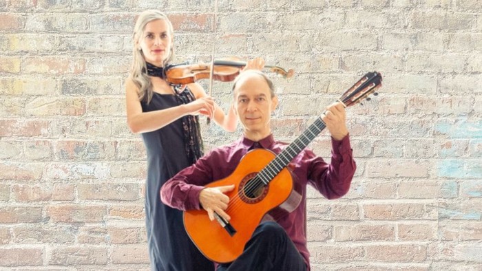 Juliane Winkler mit Geige und Christof Schill mit Gitarre