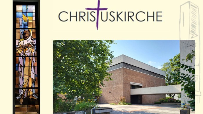 Das Bild zeigt die Christuskirche mit einem Buntglasfenster und dem Kirchengebäude.