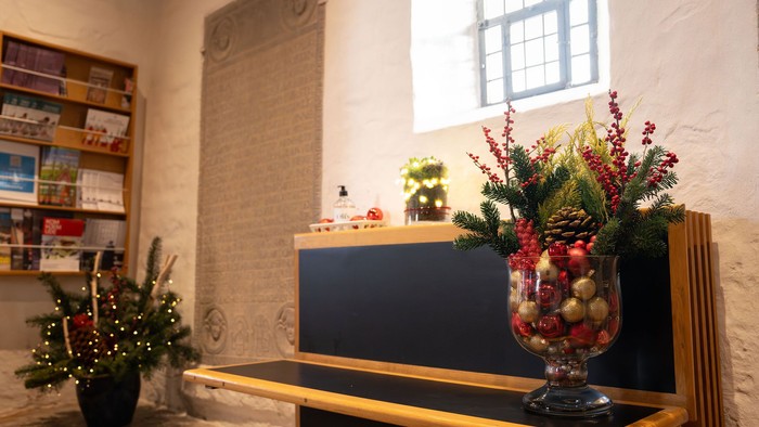 Kirkeinteriør med alter, blomster og hylder