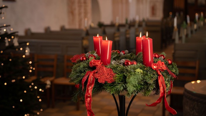 Julelys og pynt i en kirke.
