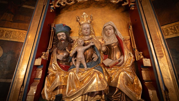 Guldlagede religiøse figurer i kirke.