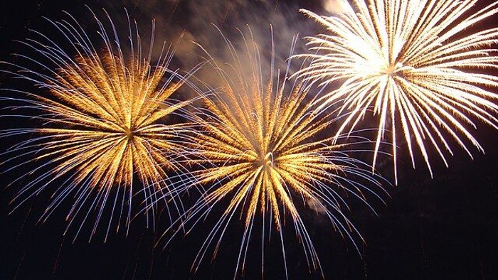 Fyrværkeri eksploderer på nattehimlen.