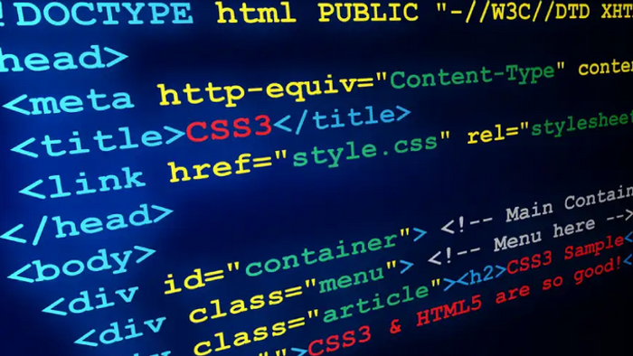 Das Bild zeigt HTML- und CSS-Code mit verschiedenen Tags und Verweisen.