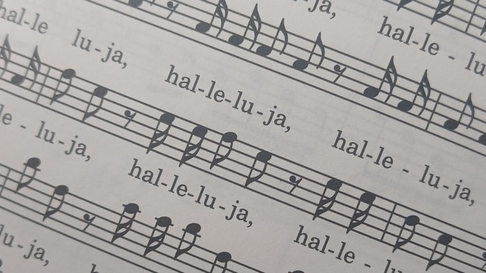 Notenblatt mit wiederholten Texten und Melodie für die Phrase „hal-le-lu-ja“ in mehreren Systemen.