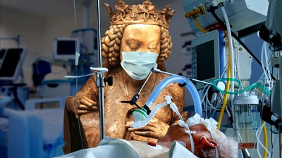 Eine Statue in einem Krankenhauszimmer, die einen Patienten mit einer Sauerstoffmaske versorgt.