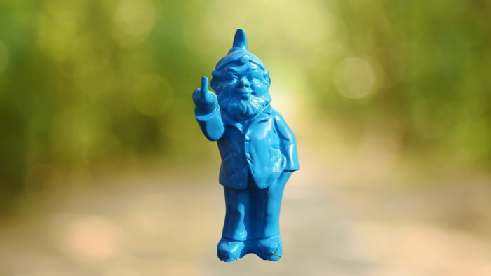 Blauer Zwerg, der den Mittelfinger hebt