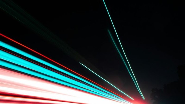 Strahlen auf schwarzem Hintergrund