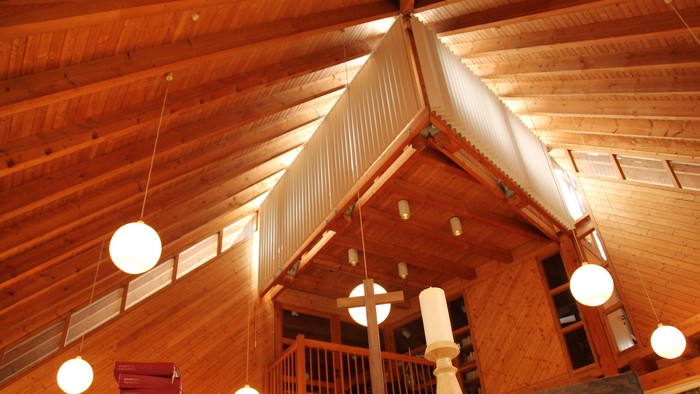 Holzhaus mit hohen Decken und Hängeleuchten