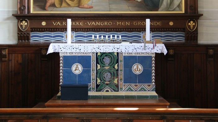 Altertavle med blå og guld dekorationer i kirke