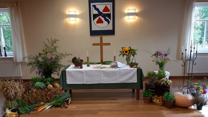 Ein geschmückter Altar in einem Raum mit Kerzen, Blumen und Dekorationen