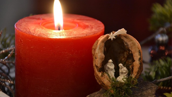 Rote Kerze neben Nussknacker-Szene.